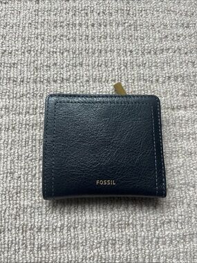 FOSSIL navy blue leather wallet